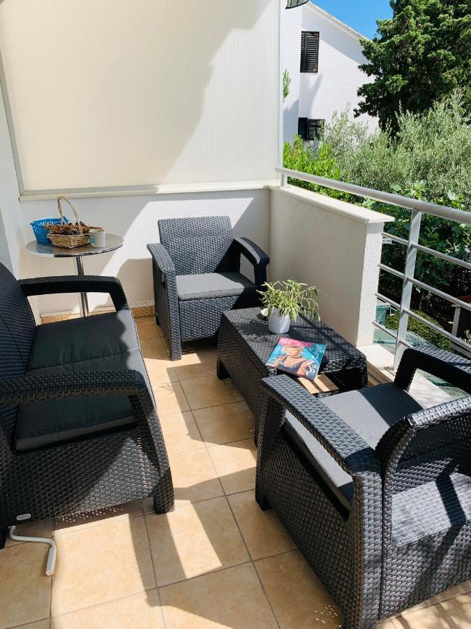 Ivana Apartment With Terrace Новаля Екстериор снимка