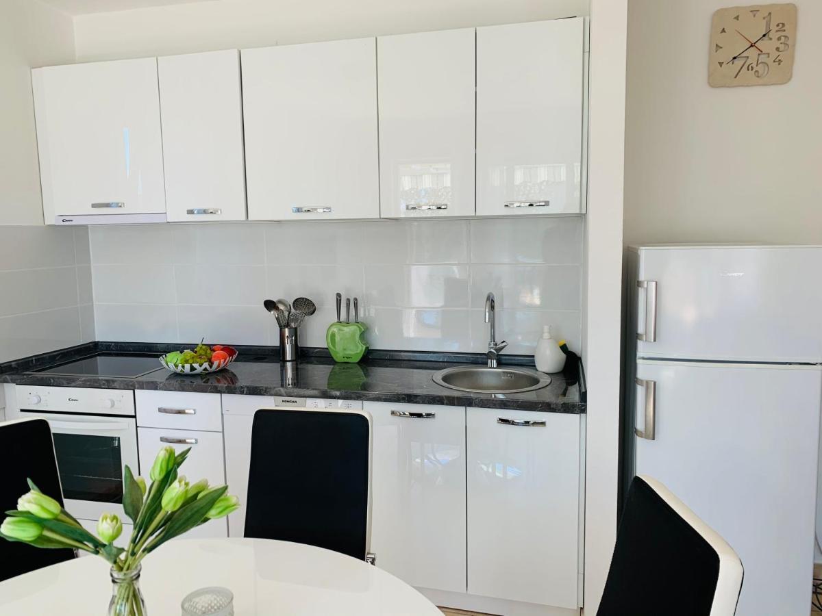 Ivana Apartment With Terrace Новаля Екстериор снимка