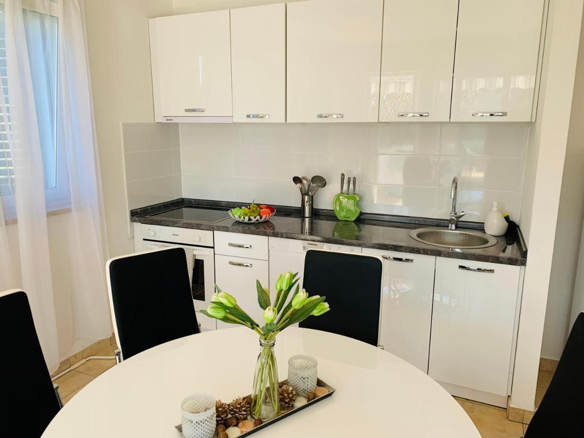 Ivana Apartment With Terrace Новаля Екстериор снимка