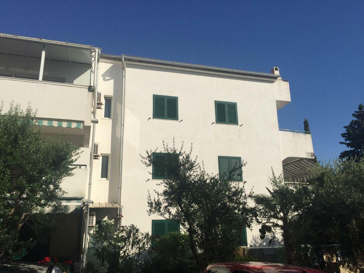 Ivana Apartment With Terrace Новаля Екстериор снимка