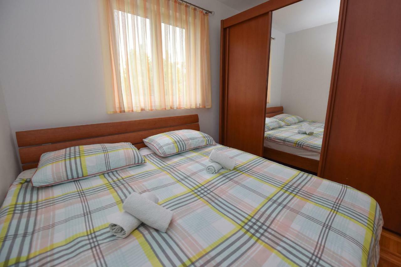 Ivana Apartment With Terrace Новаля Екстериор снимка