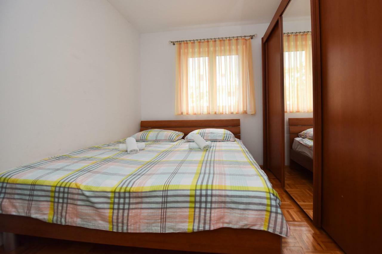 Ivana Apartment With Terrace Новаля Екстериор снимка